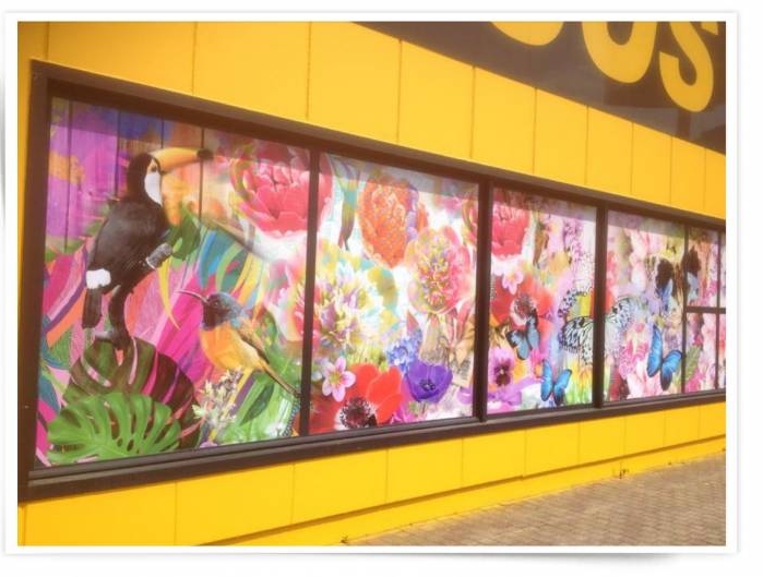 Décoration sur vitrine de magasin, Vinyles à imprimer en grand format chez ITS ARTS GRAPHIQUES à Aubagne proche de Gémenos.